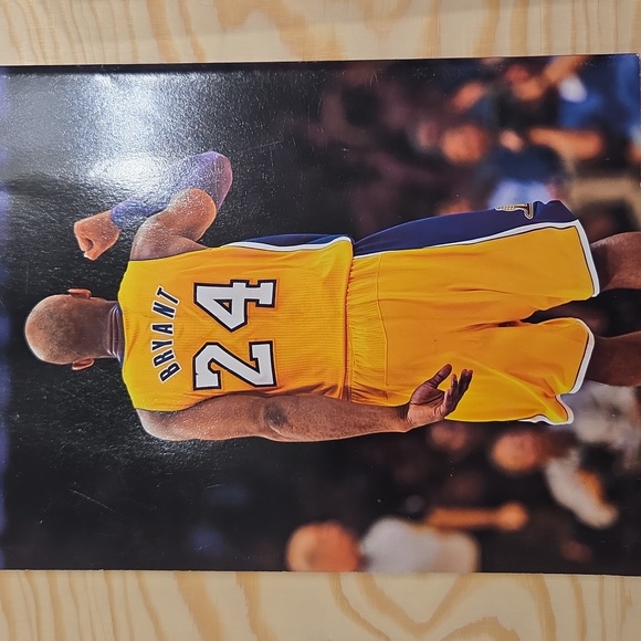Commemorative Kobe Bryant Sports Illustrated Tribute Issue - Picture 2 of 2